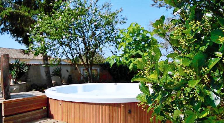 House with jacuzzi, garden & barbeque — photo 2