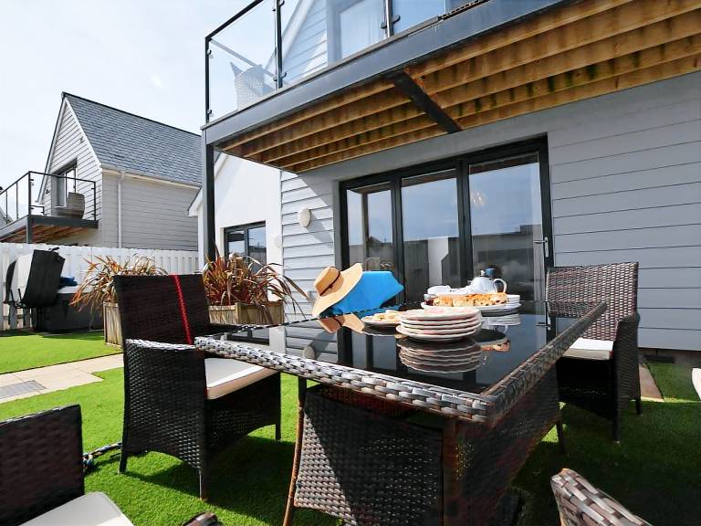 Cottage with garden & hot tub | Water view — photo 4