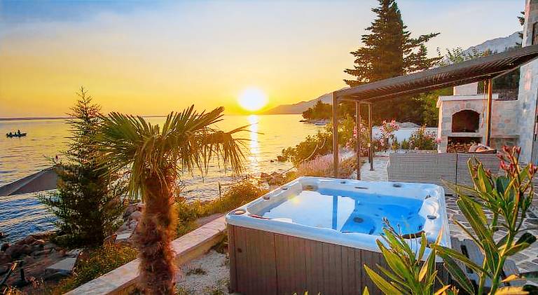 Apartment with barbeque, private pool & hot tub | Pet-friendly — photo 3