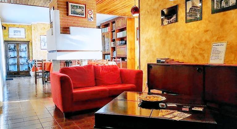 Holiday apartment with terrace | Near Teatro Politeama | Perfect for remote work in Palermo