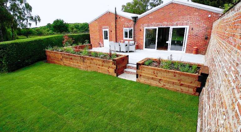 House with yard & pool — photo 4