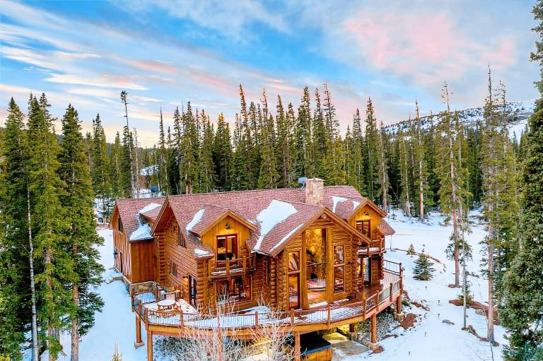 Camron Lodge - Wraparound Deck, Private Hot Tub, Fireplace, Pool Table, Pet Friendly — photo 4