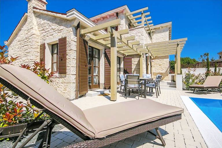 Villa with yard, grill & private pool — photo 4