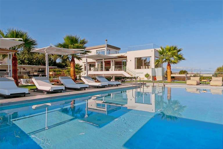 Villa with hot tub, garden & private pool — photo 2