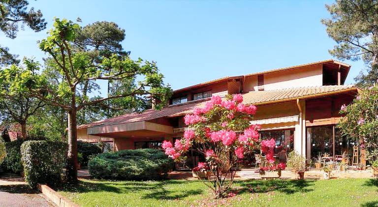 Serviced apartment with yard & terrace — photo 3
