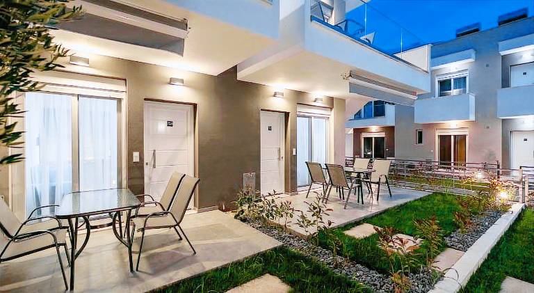 Rental apartment with patio, garden & pool — photo 4