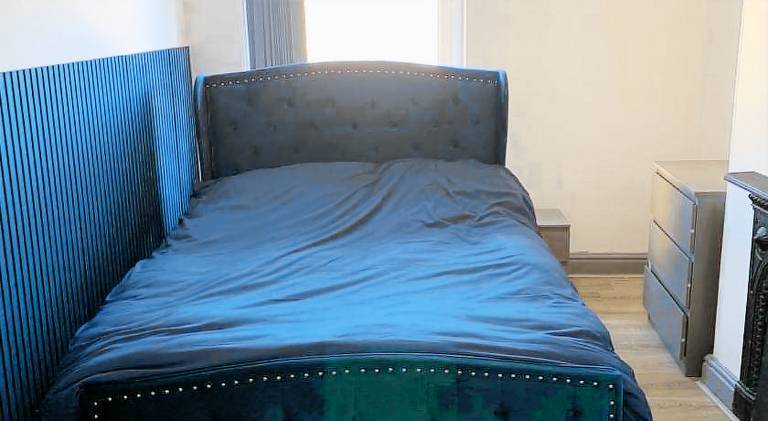 Spacious 5 Bedroom Home Near City Centre Sleeps 10 in Bradford