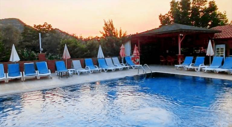 Serviced apartment with yard, patio & pool | Good for workation | Pets allowed — photo 3