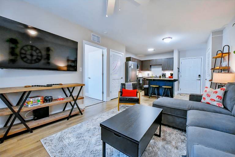 Condo with pool, barbecue & garden | City view — photo 5