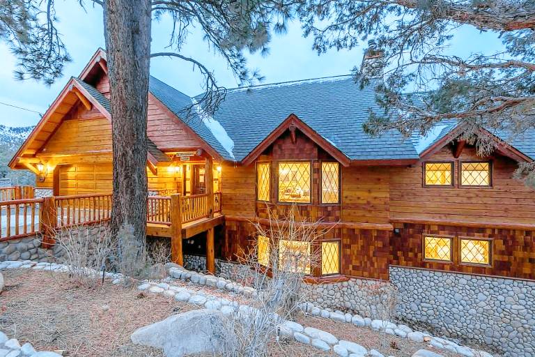 Fully equipped lovely house with hot tub & barbecue | Pet-friendly in San Bernardino, CA