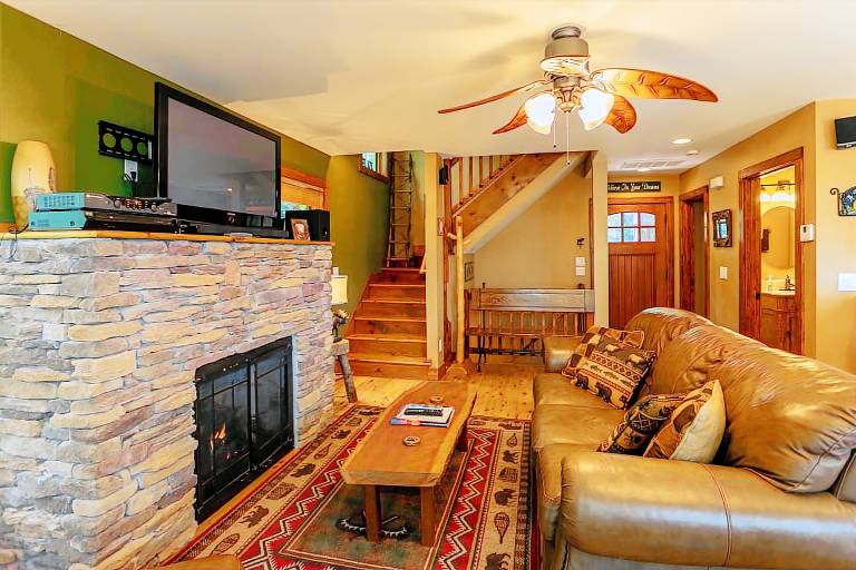 Cabin with patio & grill | Mountain view — photo 4