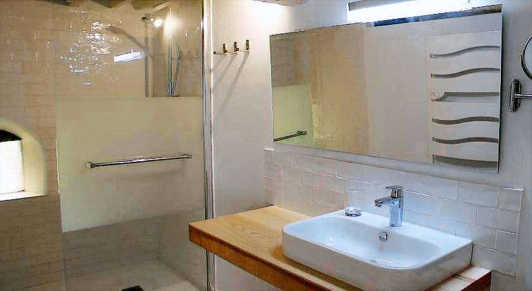 House with hot tub — photo 2