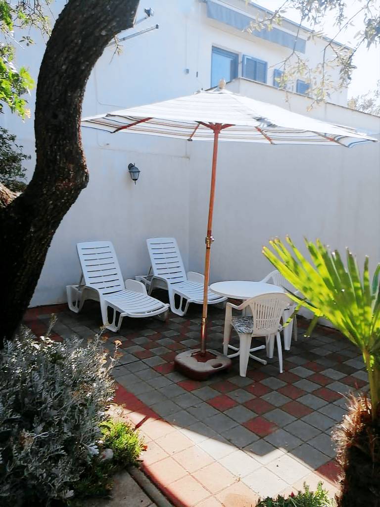 Vacation home with patio, BBQ & yard — photo 2