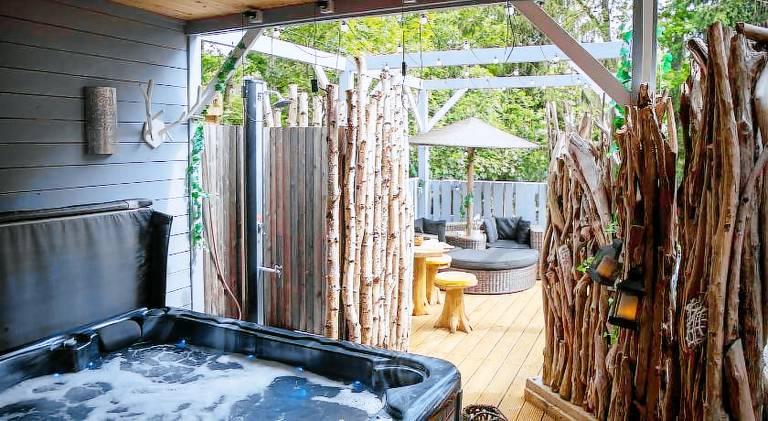 Chalet with hot tub in Durbuy