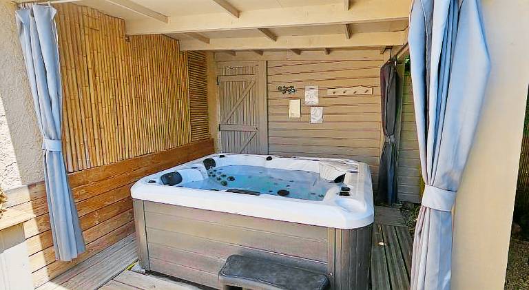Vacation home with pool & hot tub — photo 5
