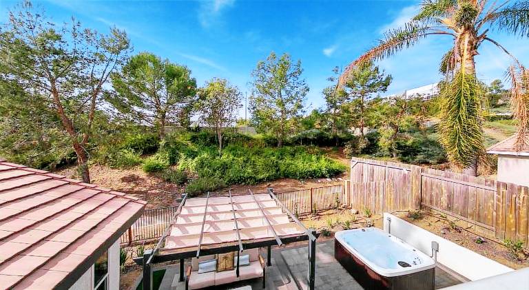 House with jacuzzi — photo 5