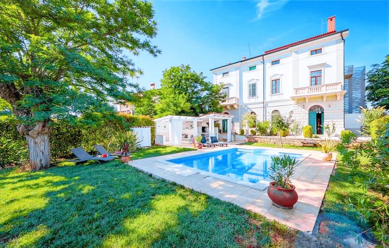 Villa with BBQ, patio & yard | City view — photo 2