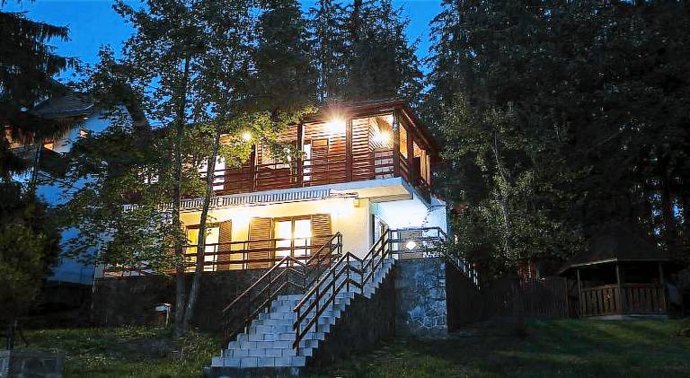 Lodge with terrace, yard & BBQ — photo 3