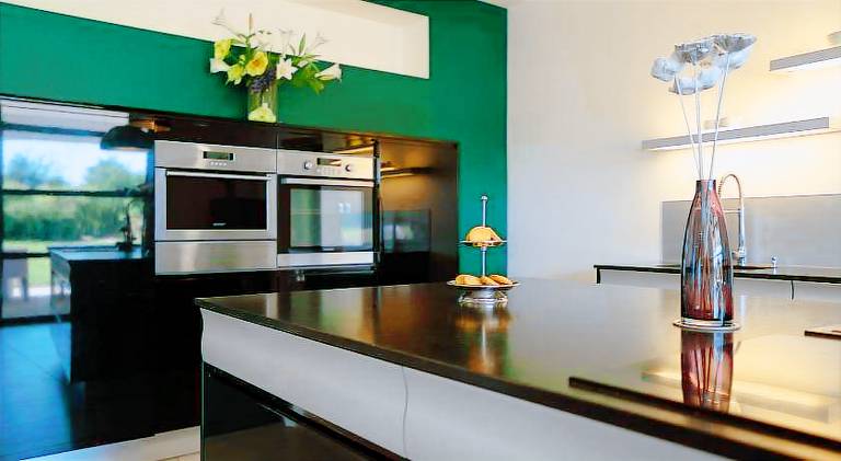 Lovely serviced apartment with yard, jacuzzi & terrace | Pets allowed — photo 4
