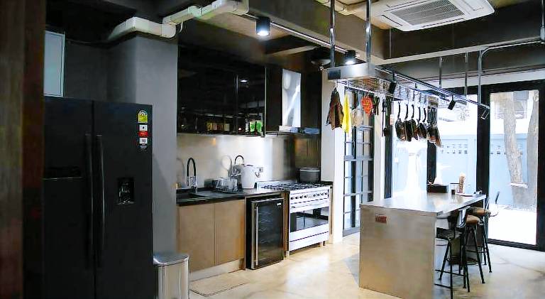 Chic Ekkamai Haven Near BTS, Quiet Luxury Stay — photo 3