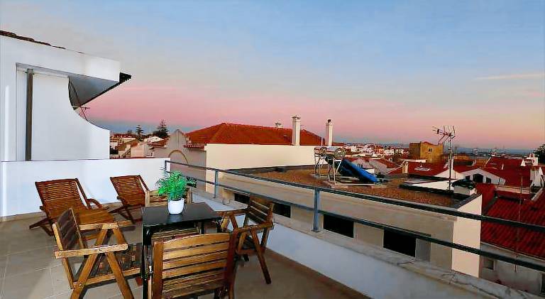 Rental apartment with patio & jacuzzi — photo 4