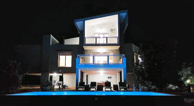 Vacation home with pool — photo 4