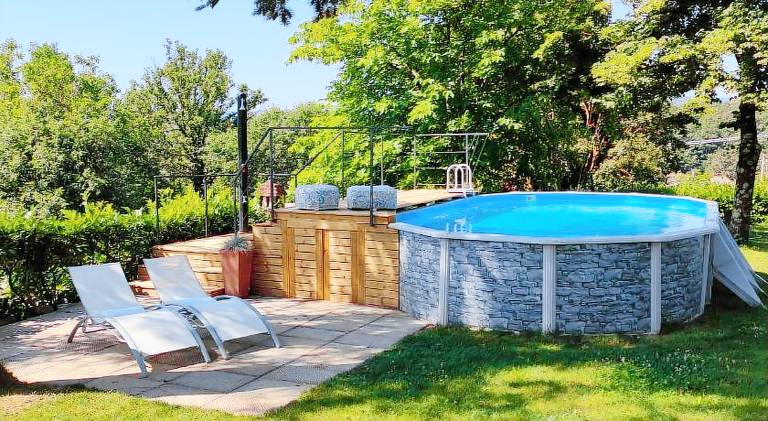 Vacation home with yard, BBQ & pool | Dogs allowed — photo 4