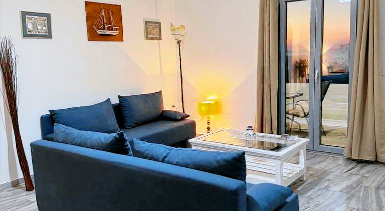 Vacation home with terrace & yard | Next to the beach | Pet-friendly — photo 2