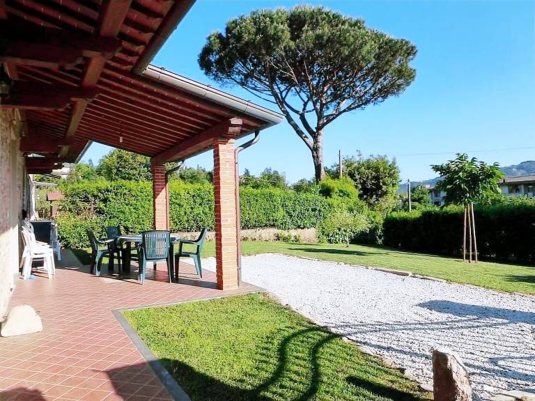 Vacation home with yard, patio & BBQ — photo 4