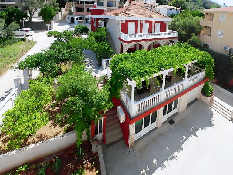 Wonderful apartment with garden & patio | Next to the beach | Dogs allowed in Budva