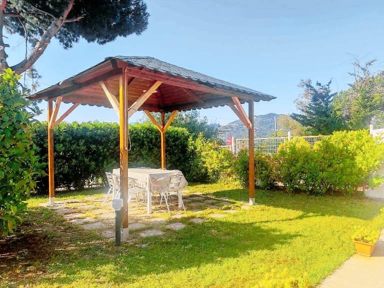 Holiday apartment with garden & barbeque — photo 5