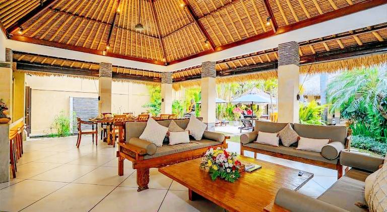 Villa with pool — photo 4