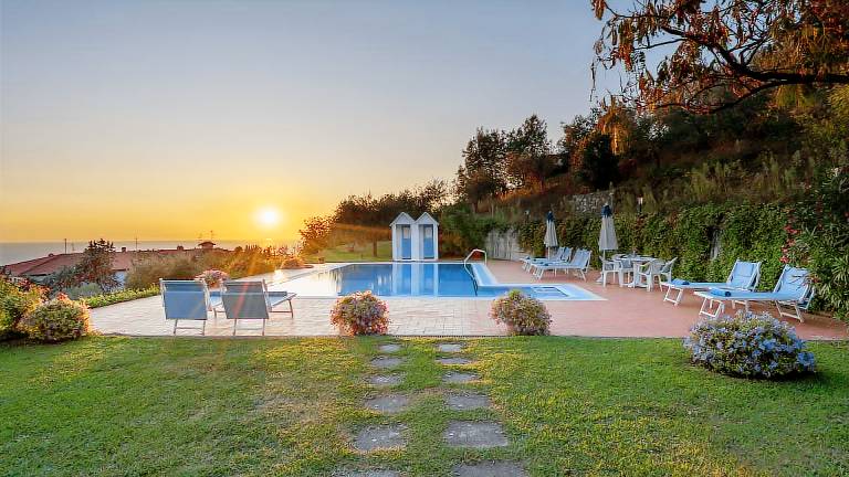 Villa with barbecue, patio & private pool | Garden view | Suitable for remote work — photo 2
