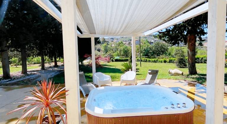 Villa with jacuzzi & pool | Pet-friendly — photo 3