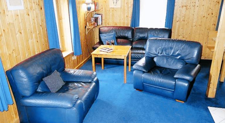 Lodge with yard, barbeque & terrace | Dogs allowed — photo 3