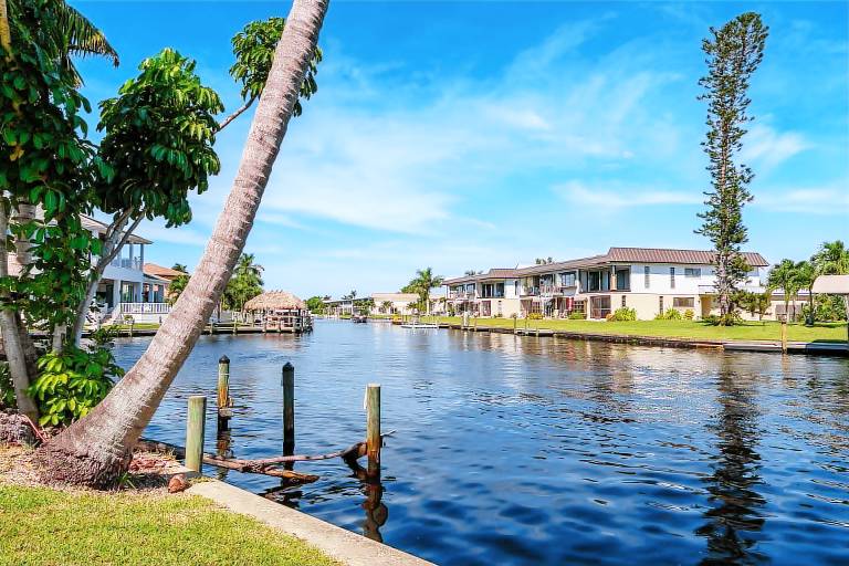 Family-friendly charming vacation home with private pool, barbecue & garden | Water view | Pets allowed — photo 3
