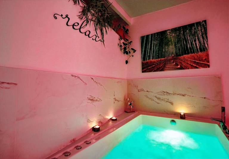 Vacation home with BBQ, jacuzzi & yard — photo 4