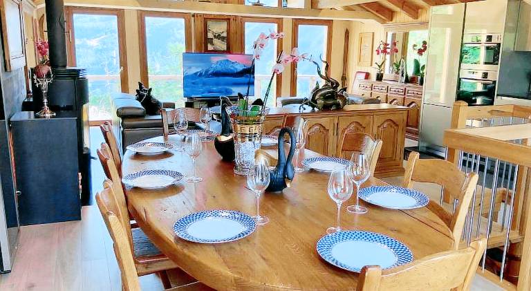 Chalet with hot tub — photo 5