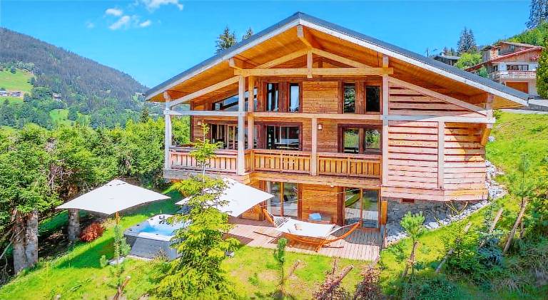 Chalet with jacuzzi — photo 2