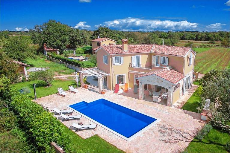 Family-oriented nice villa with garden, barbeque & pool | Pool view | Pet-friendly — photo 4