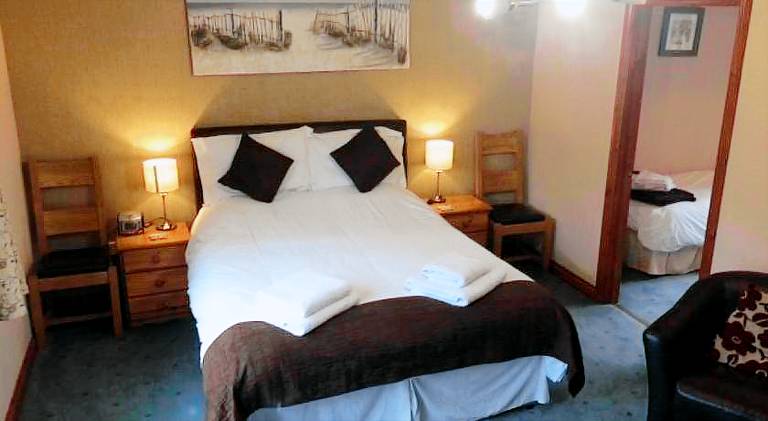 Crown House & Lodges B&B — photo 2