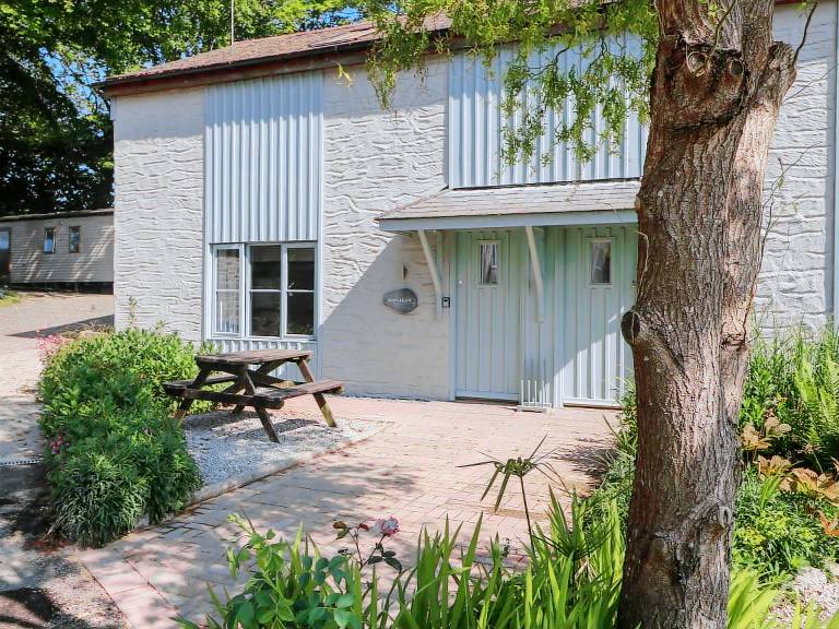 Family-oriented cottage with jacuzzi, sauna & pool | Pets are welcome — photo 2