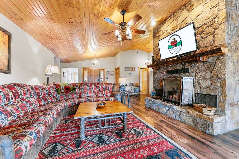 Lake Taneycomo Lakefront Lodge on 6 Acres • Sleeps 16• • Free Group Tickets — photo 3