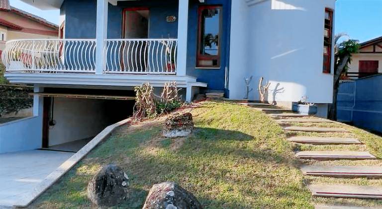Vacation home with hot tub & pool in Florianópolis