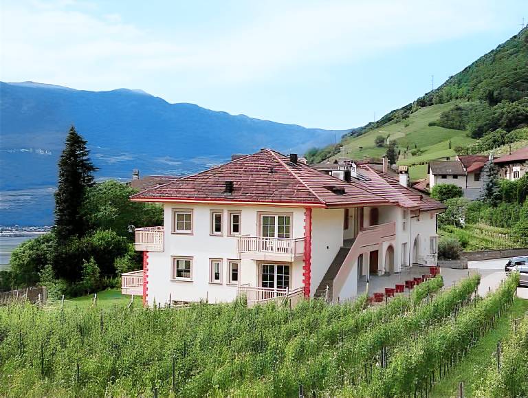 Serviced apartment with garden, patio & pool | Good for workation in Termeno Sulla Strada del Vino