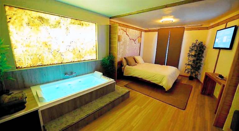 Holiday apartment with jacuzzi in Cergy