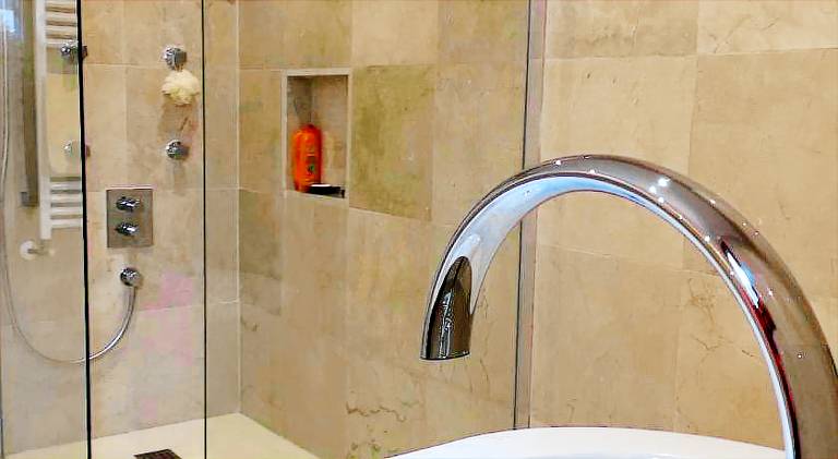 Fully equipped villa with patio, hot tub & private pool | Suitable for remote work | Pet-friendly — photo 2
