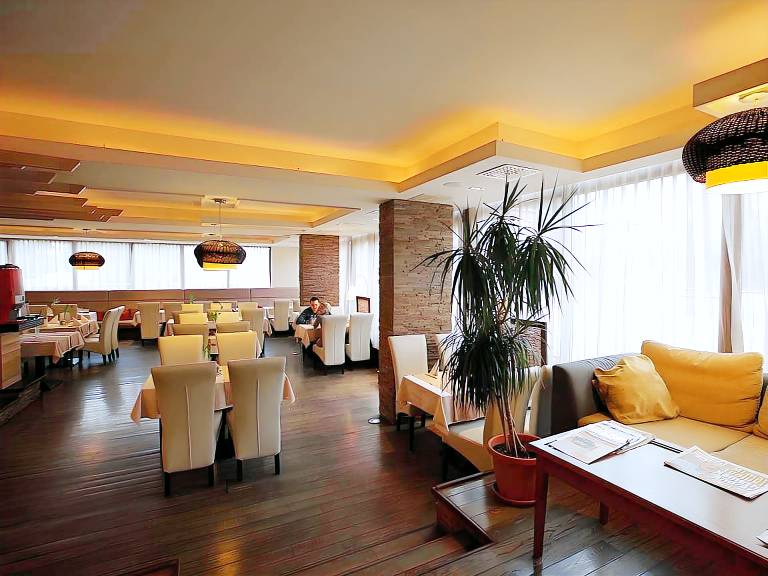 Bassiana Hotel es Etterem — photo 3