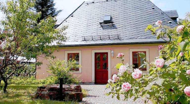 Holiday apartment with patio, barbecue & garden in Chemnitz