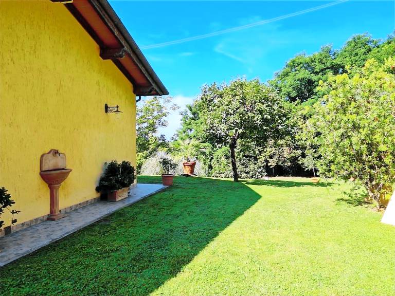 Villa with patio & garden | Lake view — photo 2